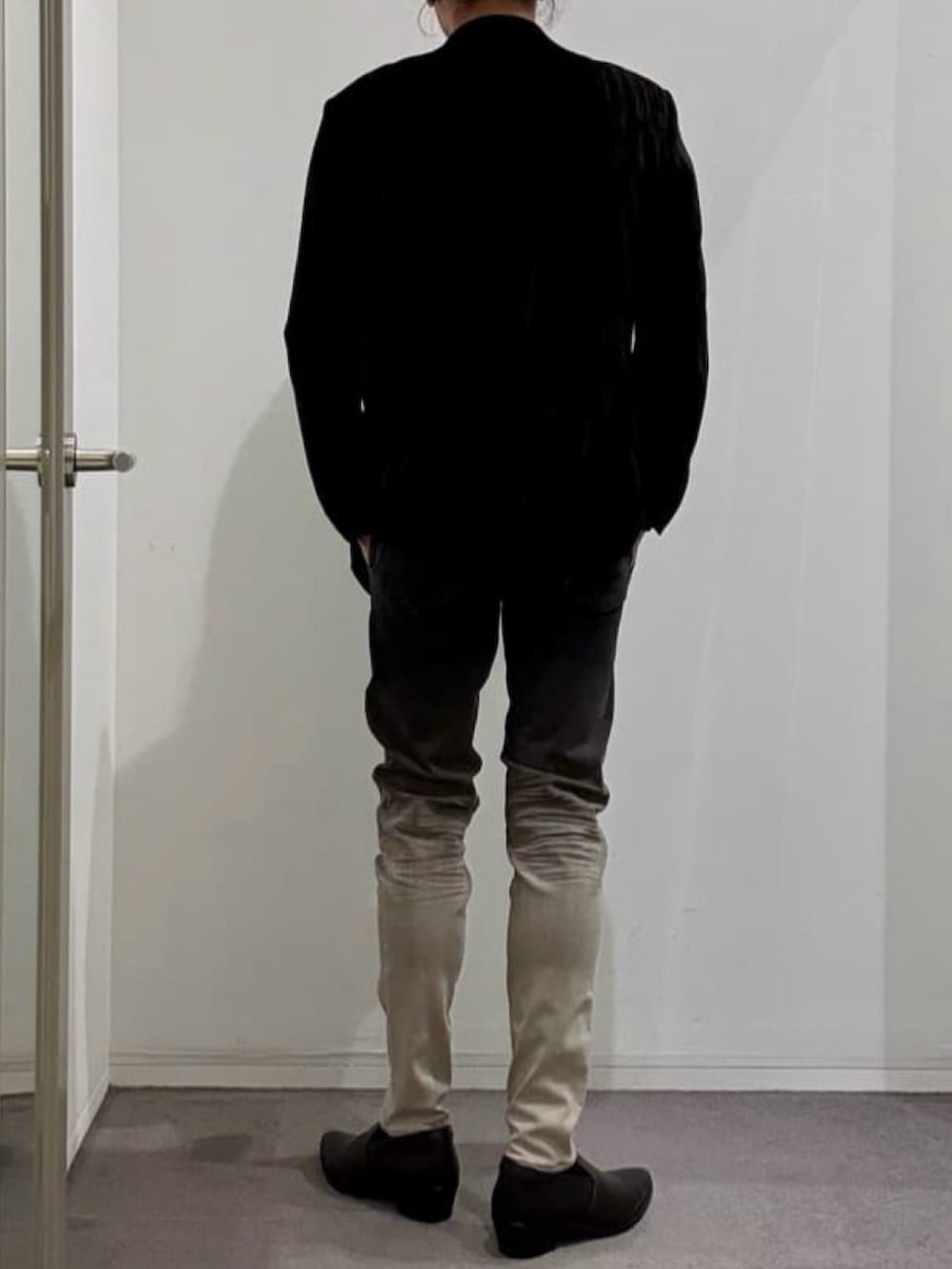 ブラック系のテーラードジャケット、ブラック系のTシャツ/カットソー、ブラック系のデニムパンツを着用したメンズの春コーディネートの3枚目の写真