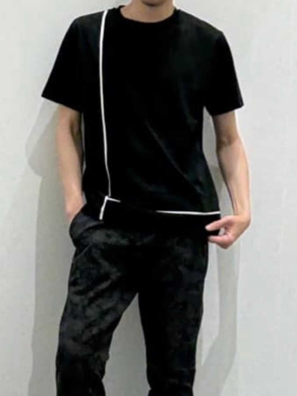 ブラック系のスリッポン、ブラック系のTシャツ/カットソー、ブラック系のその他パンツを着用したメンズの夏コーディネートの4枚目の写真