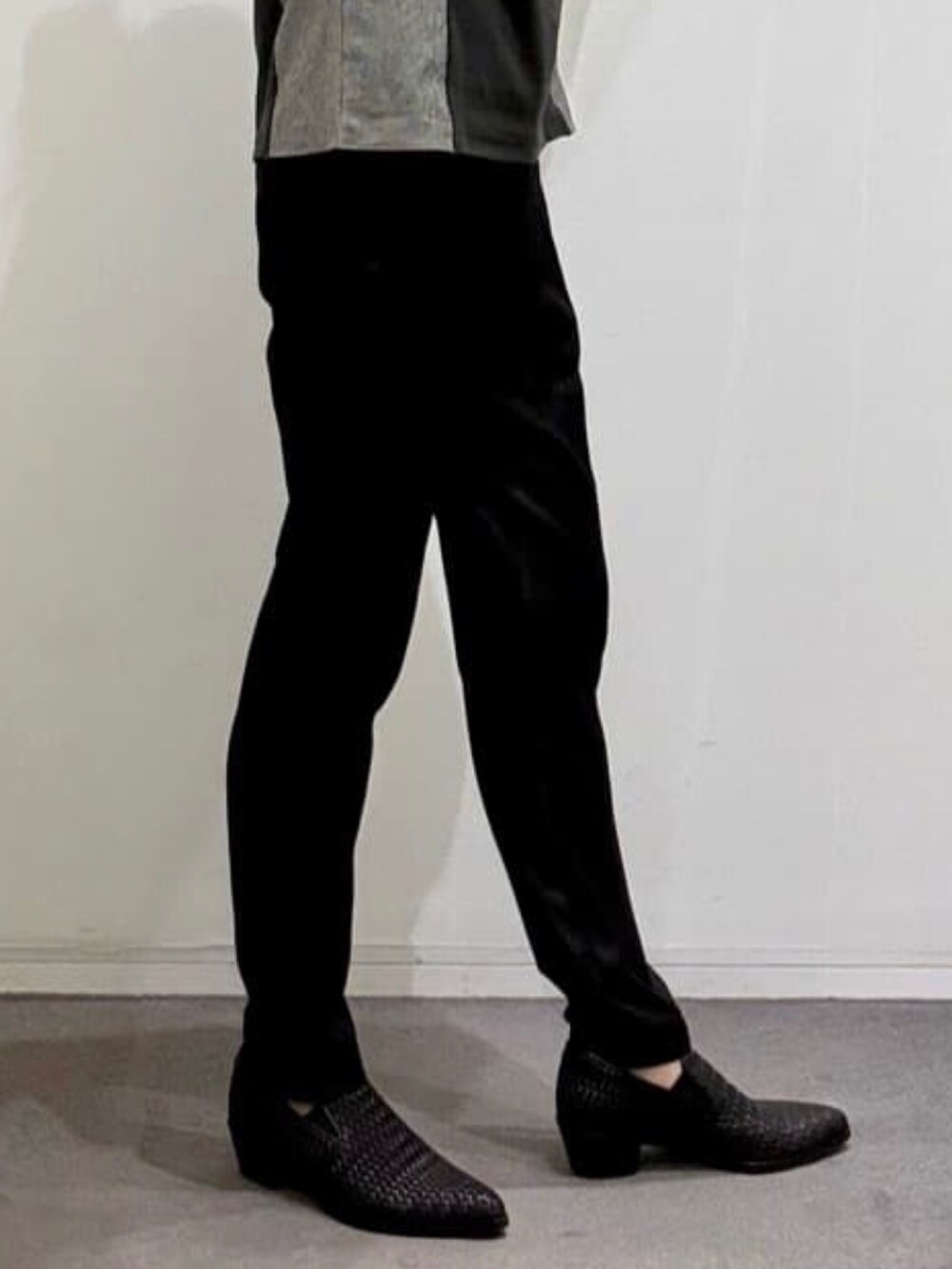 グレー系のTシャツ/カットソー、ブラック系のスリッポン、ブラック系のスラックスを着用したメンズの夏コーディネートの10枚目の写真