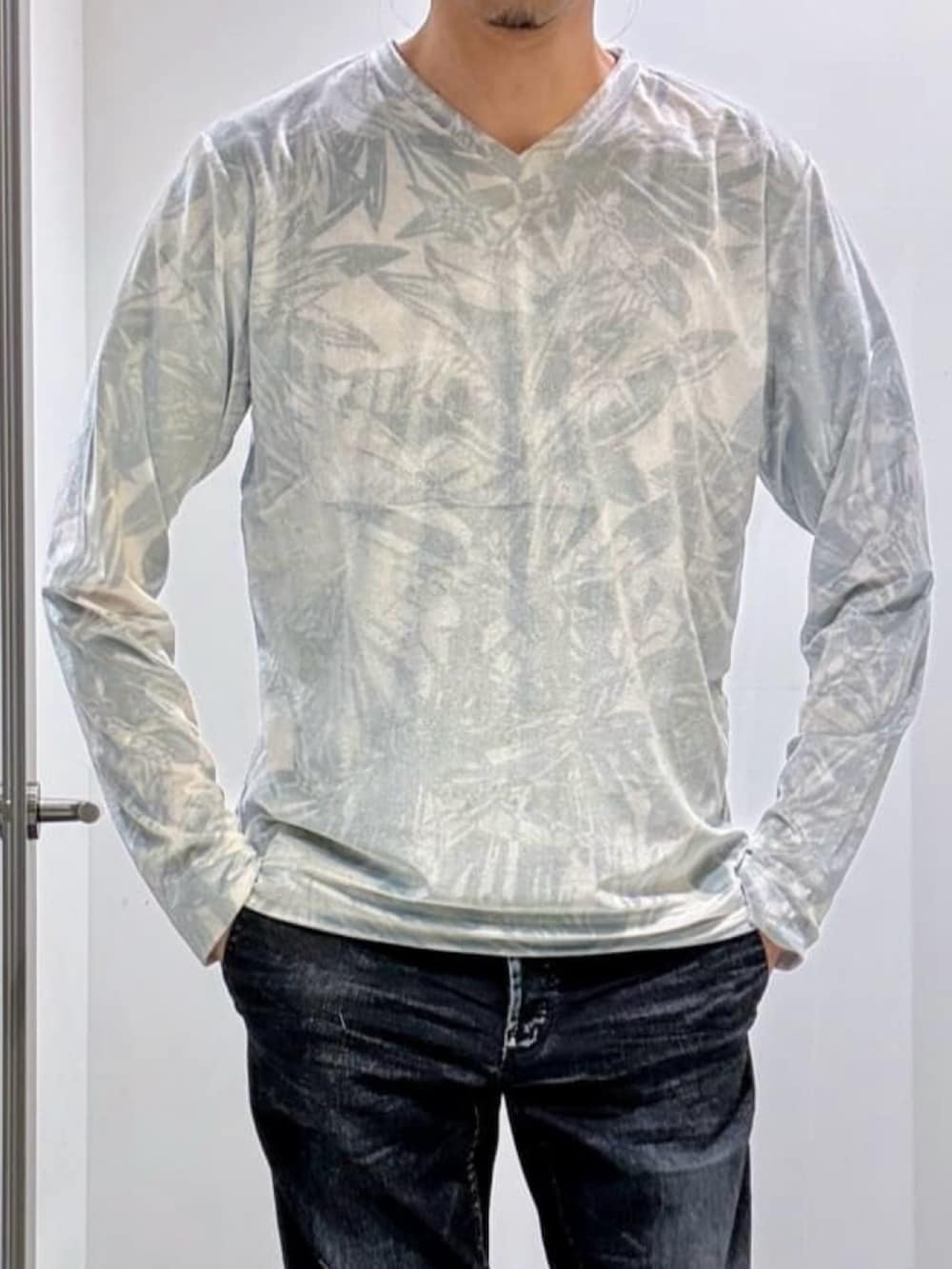 ブルー系のブルゾン、ホワイト系のTシャツ/カットソー、ブラック系のスリッポンを着用したメンズの春コーディネートの8枚目の写真