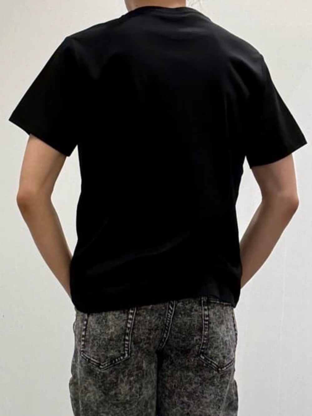 ブラック系のTシャツ/カットソー、ブラック系のデニムパンツ、ブラック系のスリッポンを着用したメンズの夏コーディネートの7枚目の写真