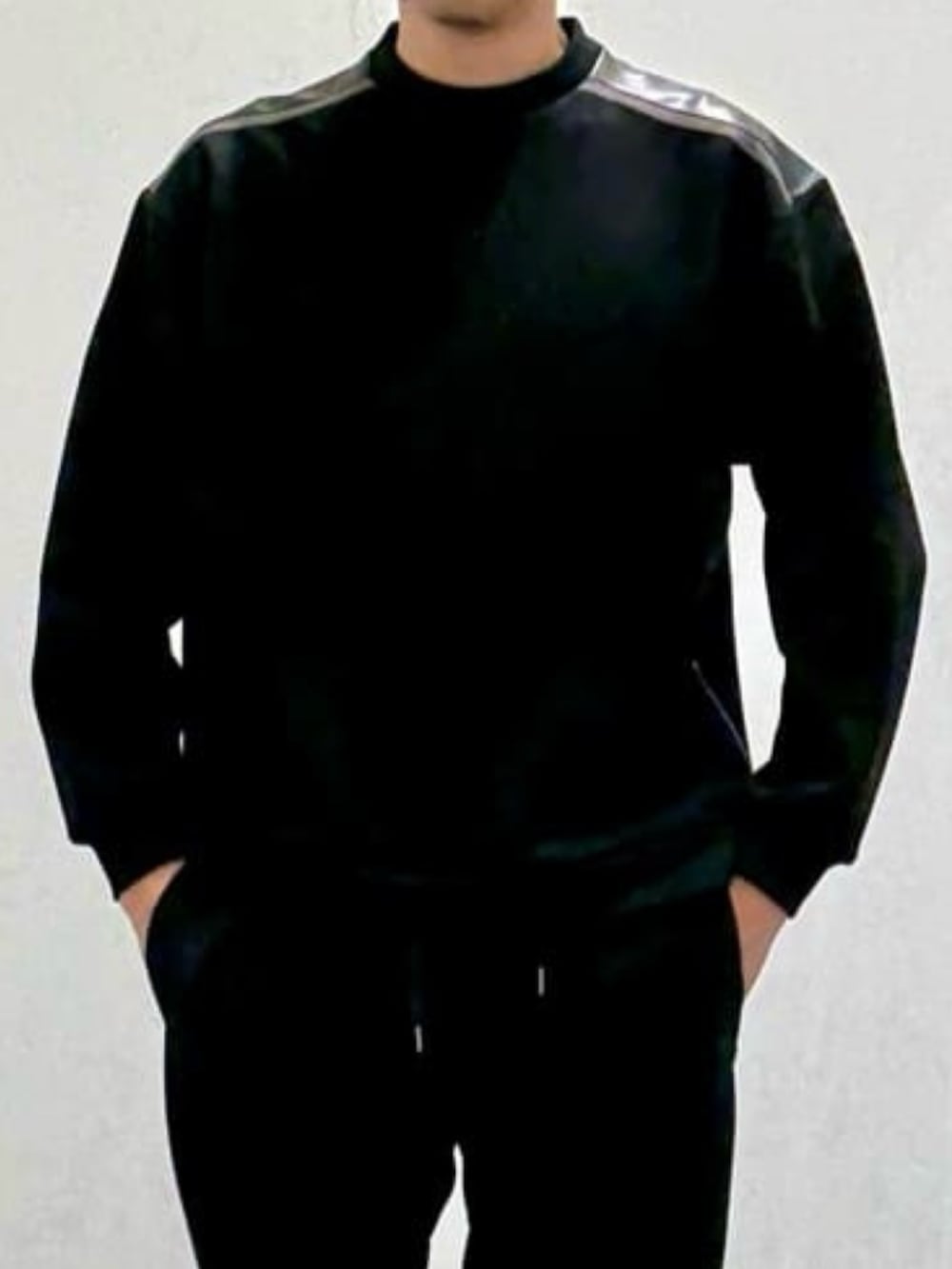 ホワイト系のパーカー、ブラック系のスウェットパンツ、ホワイト系のスニーカーを着用したメンズの春コーディネートの8枚目の写真