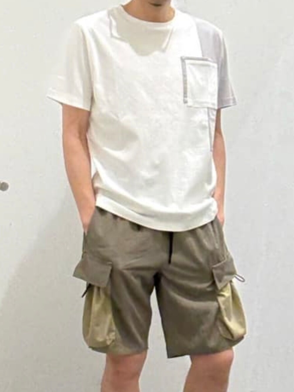 ホワイト系のTシャツ/カットソー、グリーン系のカーゴパンツ、ベージュ系のサンダルを着用したメンズの夏コーディネートの4枚目の写真