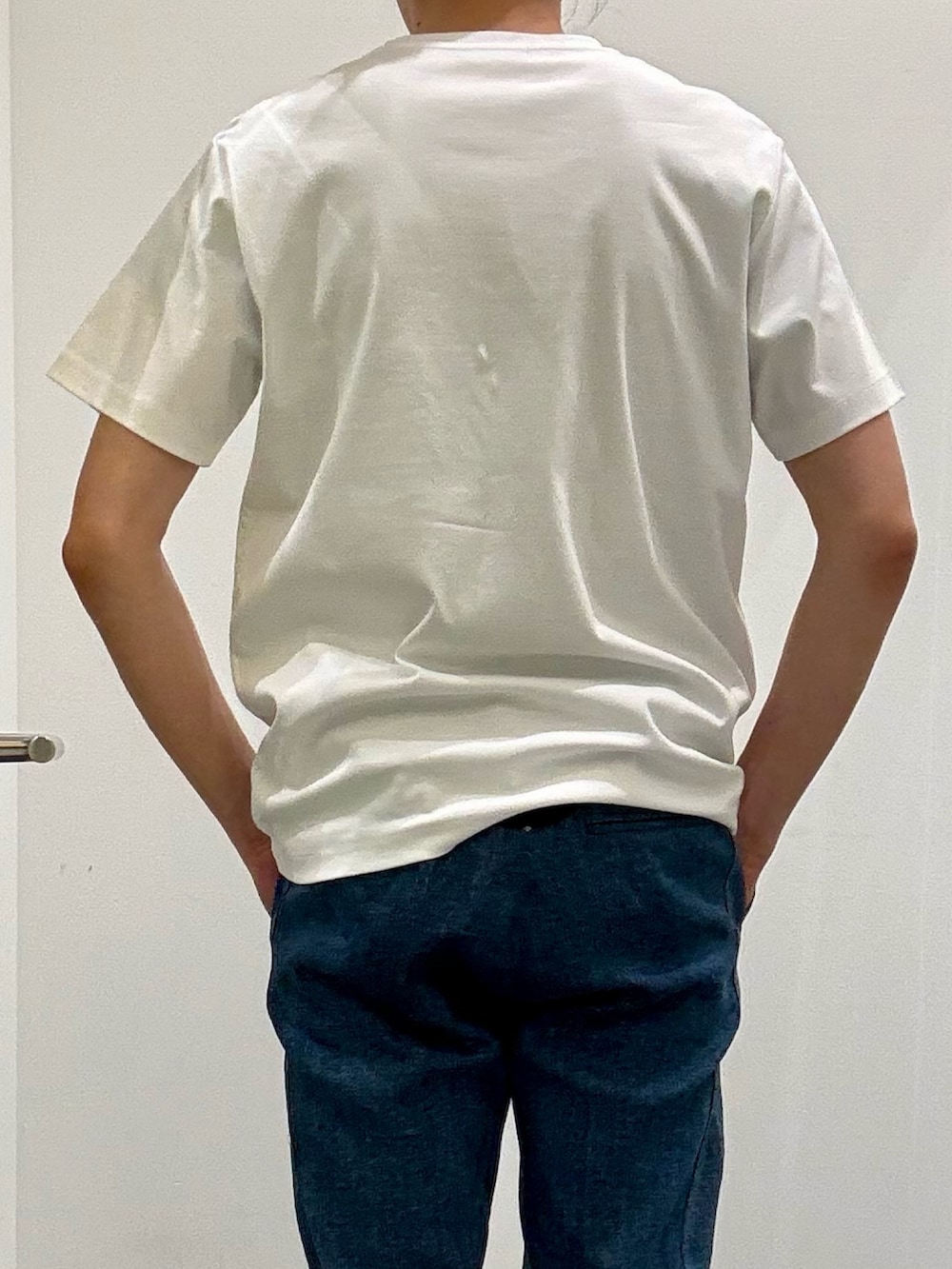 ホワイト系のスニーカー、ブルー系のシャツ/ブラウス、ホワイト系のTシャツ/カットソーを着用したメンズの春コーディネートの9枚目の写真