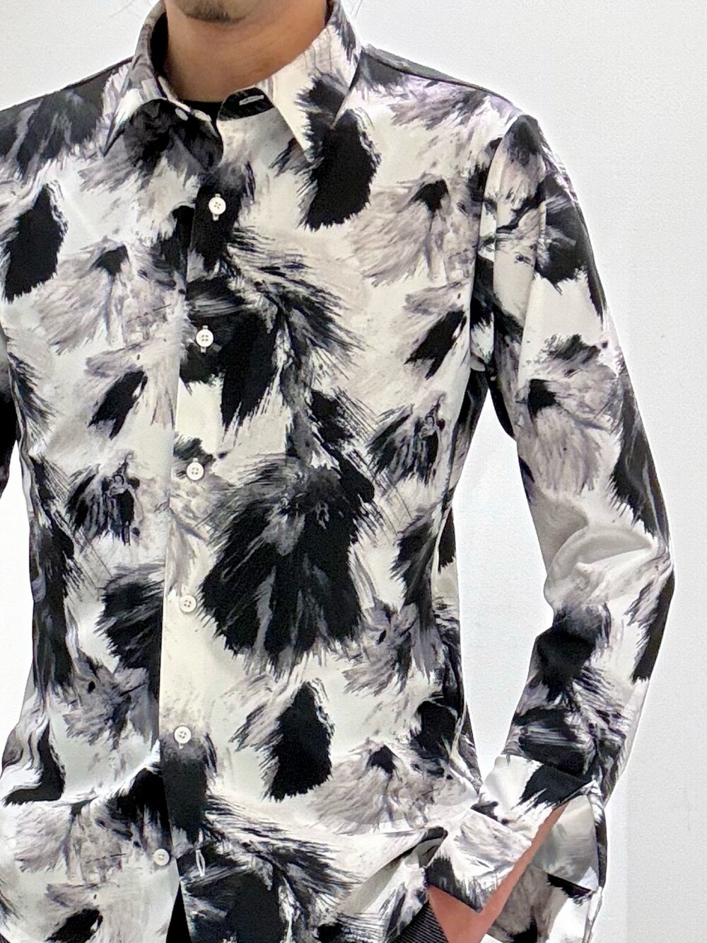 ブラック系のシャツ/ブラウス、ブラック系のTシャツ/カットソー、ブラック系のその他パンツを着用したメンズの春コーディネートの7枚目の写真