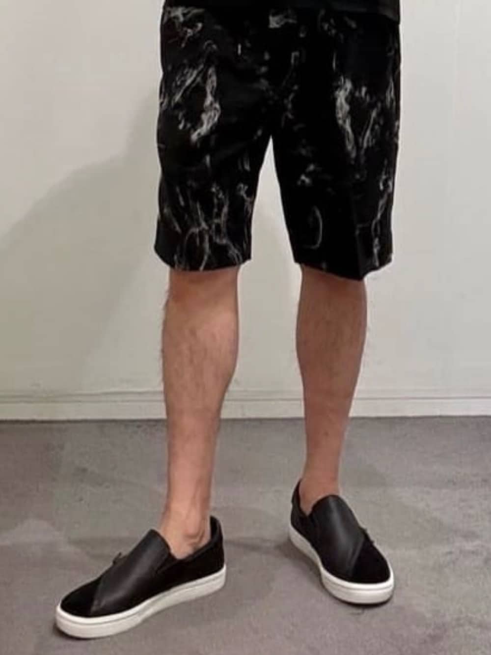 ブラック系のその他パンツ、ブラック系のスニーカー、ブラック系のシャツ/ブラウスを着用したメンズの夏コーディネートの8枚目の写真