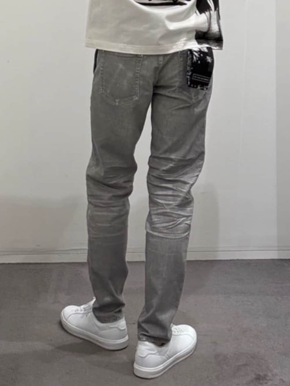 ホワイト系のスニーカー、グレー系のデニムパンツ、ホワイト系のTシャツ/カットソーを着用したメンズの夏コーディネートの10枚目の写真
