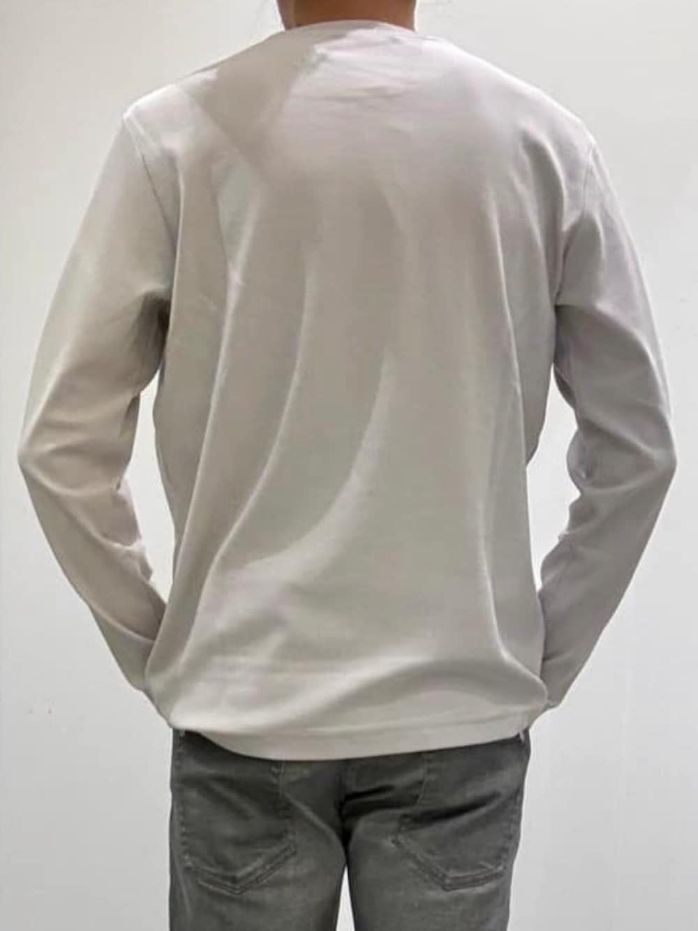 ブラック系のブーツ、グレー系のデニムパンツ、グレー系のTシャツ/カットソーを着用したメンズの秋コーディネートの8枚目の写真