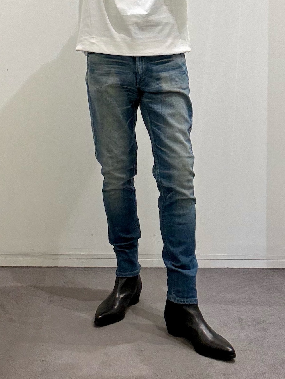 ブルー系のデニムジャケット、ブルー系のデニムパンツ、ブラック系のブーツを着用したメンズの春コーディネートの10枚目の写真