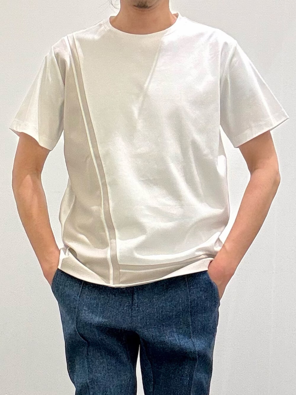 ホワイト系のスニーカー、ブルー系のシャツ/ブラウス、ホワイト系のTシャツ/カットソーを着用したメンズの春コーディネートの8枚目の写真