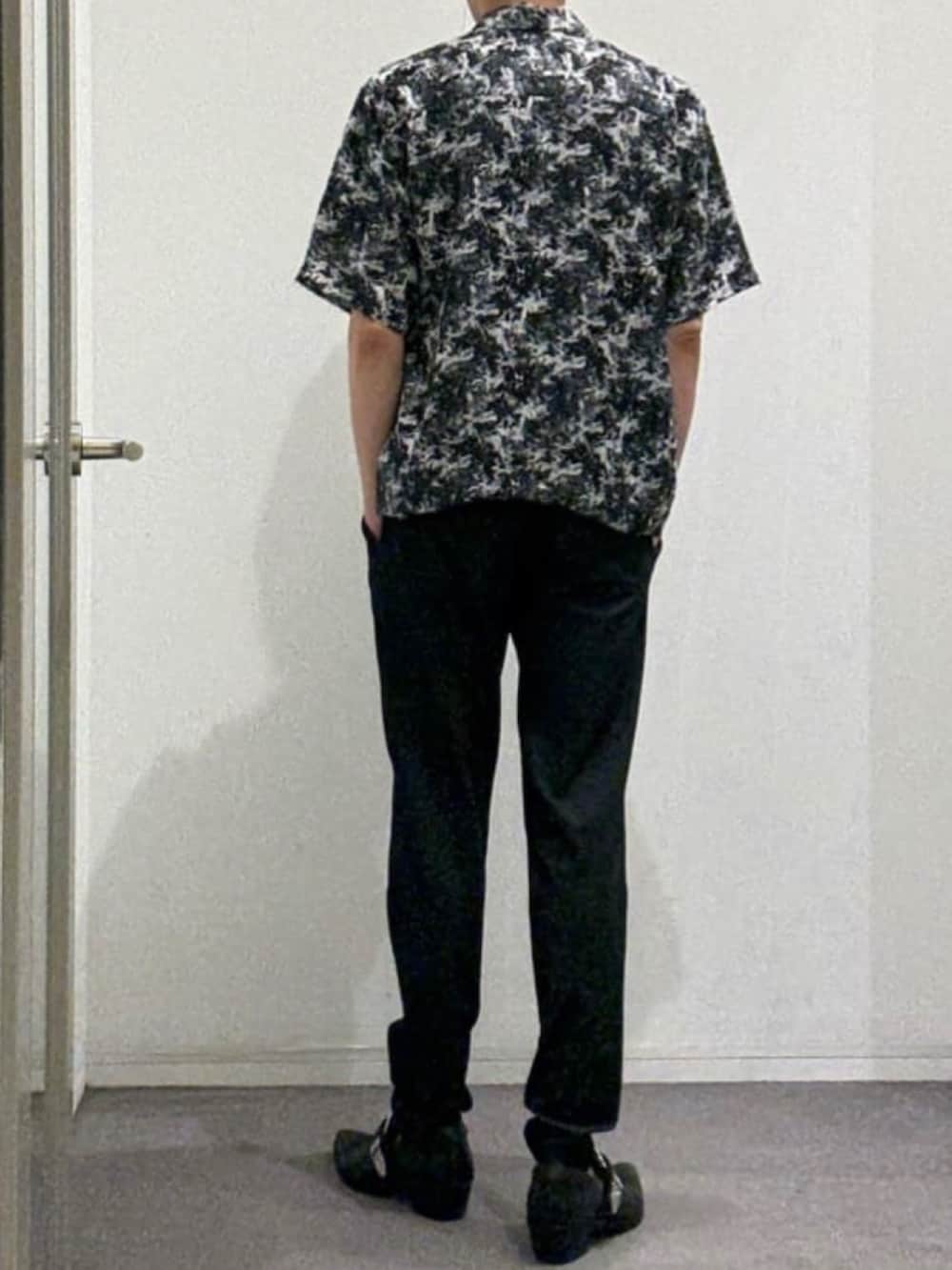 ブラック系のTシャツ/カットソー、ブラック系のシャツ/ブラウス、ブルー系のスラックスを着用したメンズの夏コーディネートの3枚目の写真