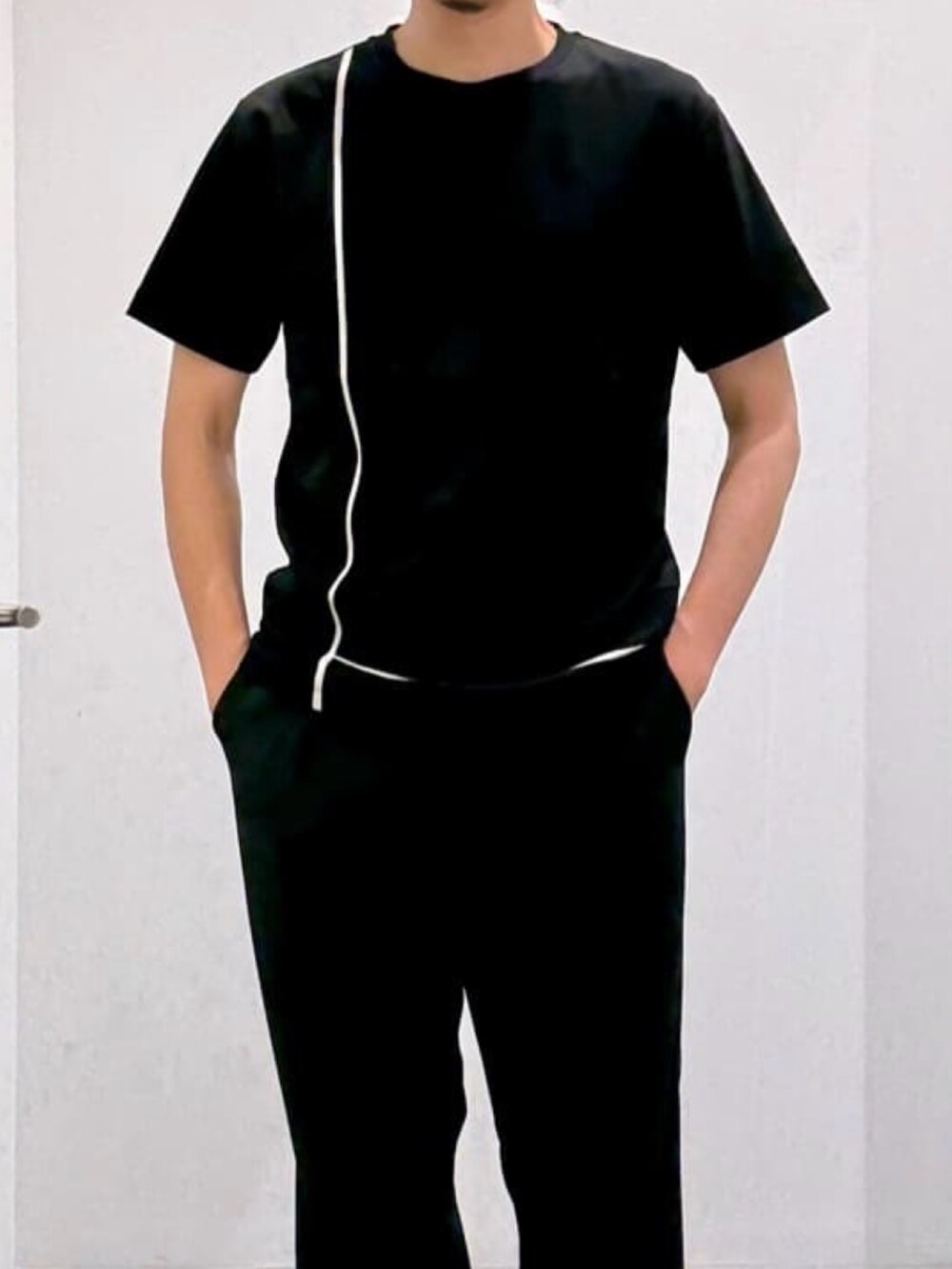 ブラック系のスリッポン、ブラック系のTシャツ/カットソー、ブラック系のその他パンツを着用したメンズの春コーディネートの4枚目の写真
