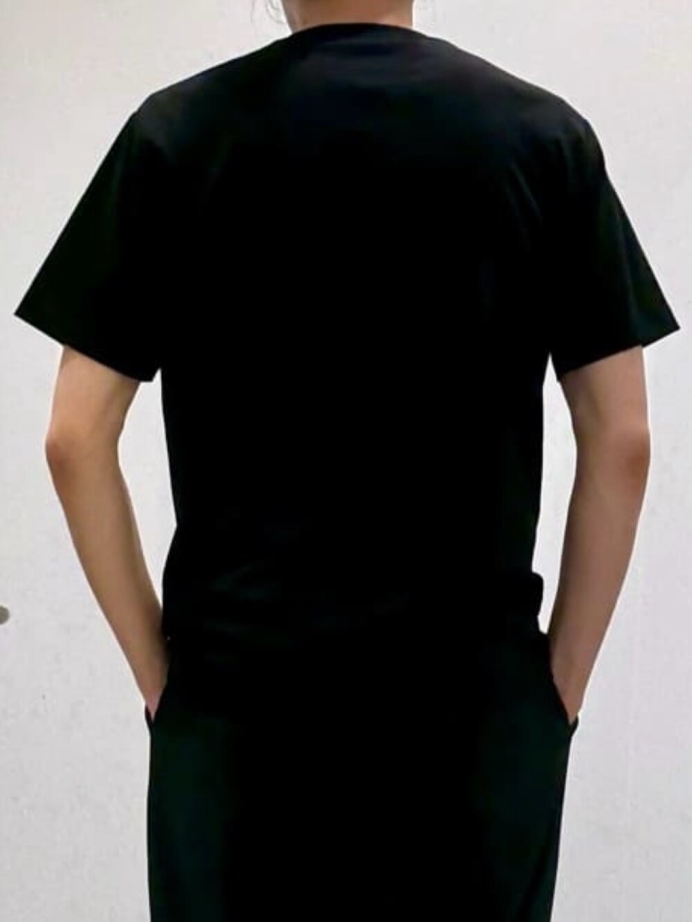 ブラック系のスリッポン、ブラック系のTシャツ/カットソー、ブラック系のその他パンツを着用したメンズの春コーディネートの7枚目の写真
