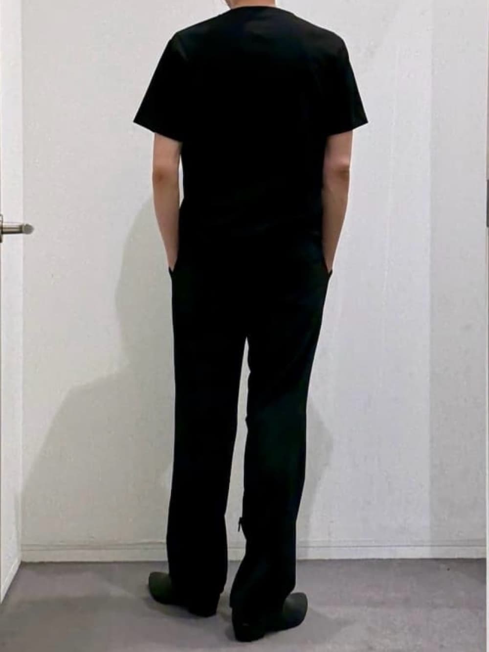 ブラック系のスリッポン、ブラック系のTシャツ/カットソー、ブラック系のその他パンツを着用したメンズの春コーディネートの3枚目の写真