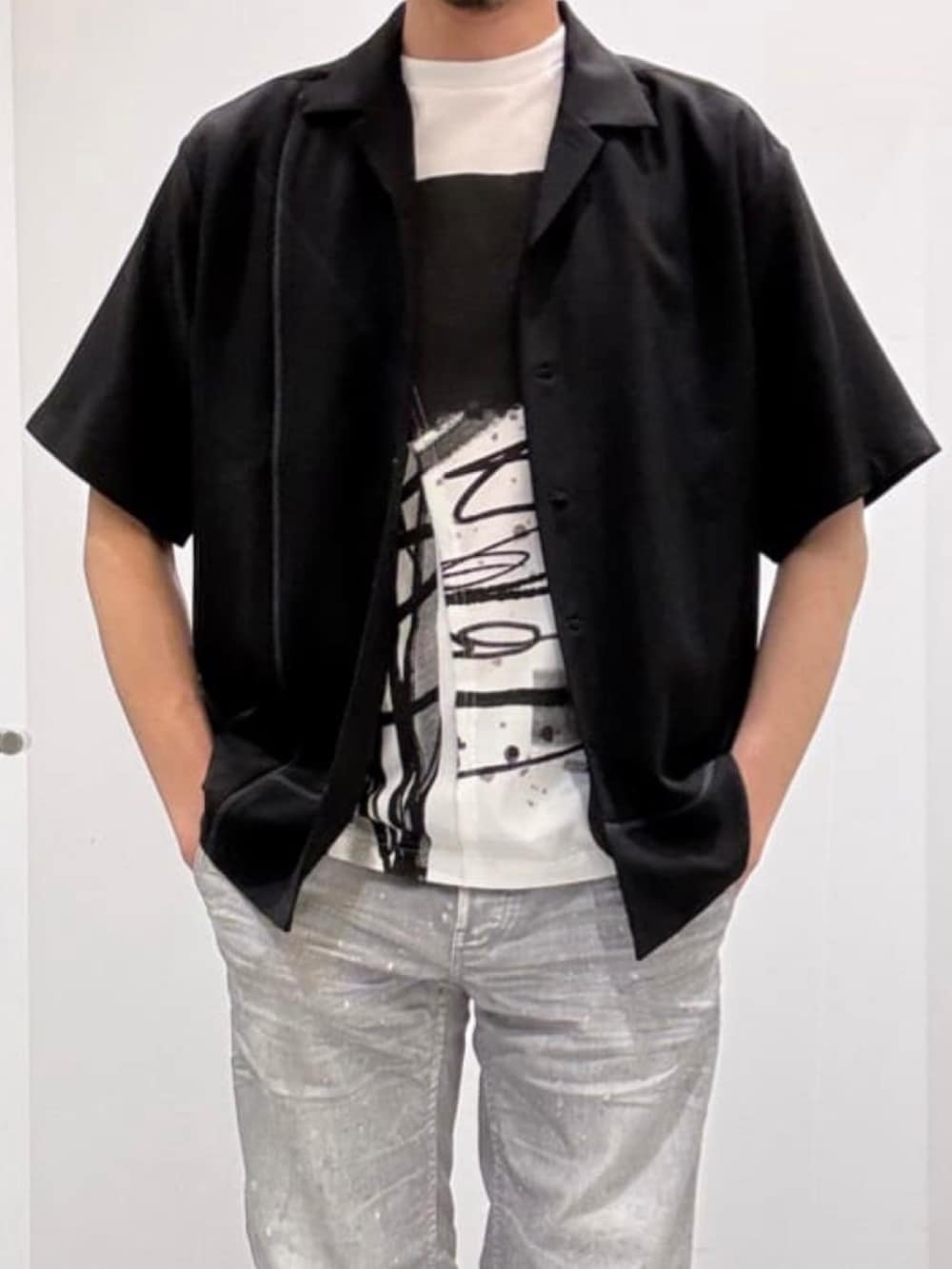ホワイト系のスニーカー、グレー系のデニムパンツ、ホワイト系のTシャツ/カットソーを着用したメンズの夏コーディネートの4枚目の写真