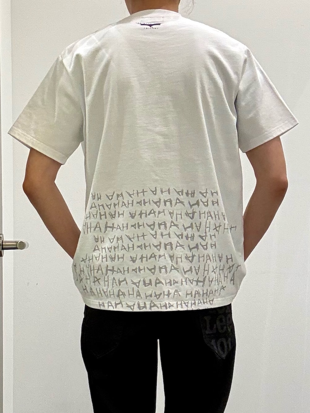 ブラック系のライダースジャケット、ホワイト系のTシャツ/カットソー、ホワイト系のスニーカーを着用したメンズの春コーディネートの8枚目の写真