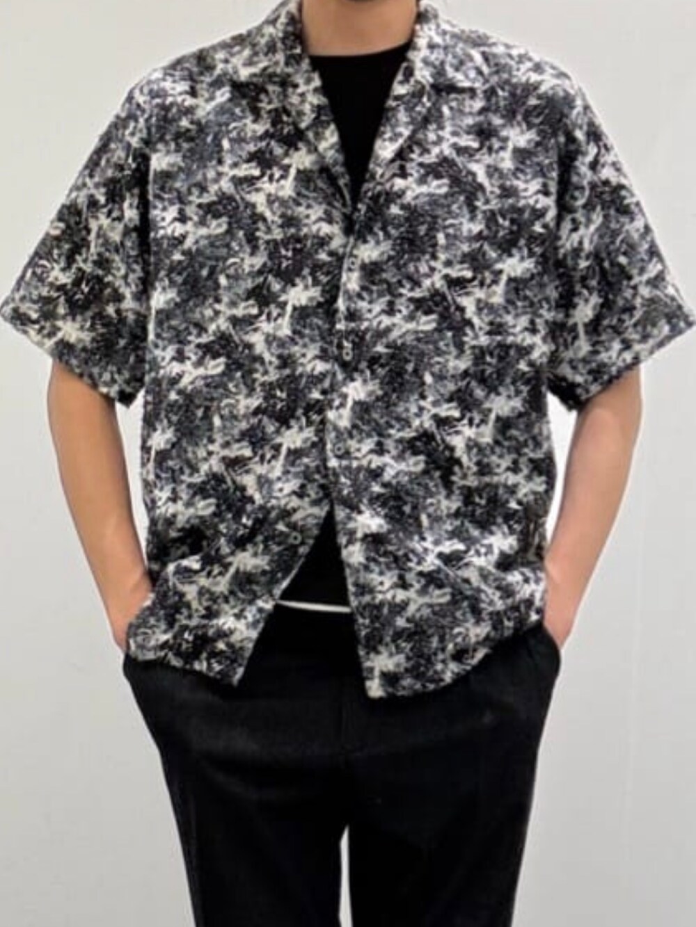 ブラック系のTシャツ/カットソー、ブラック系のシャツ/ブラウス、ブルー系のスラックスを着用したメンズの夏コーディネートの5枚目の写真