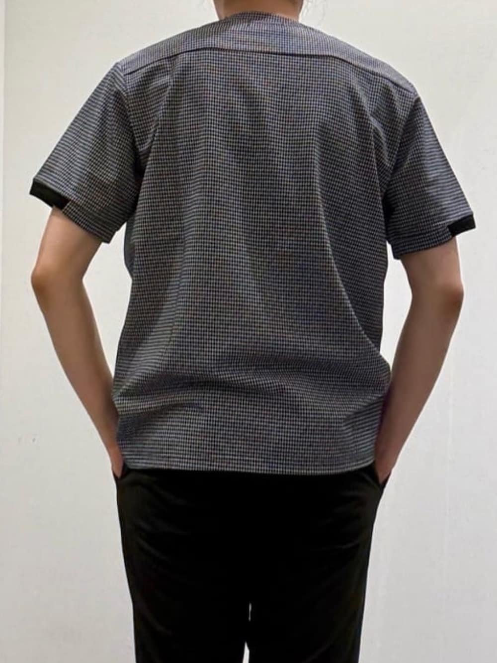 ブラック系のスニーカー、その他のTシャツ/カットソー、ブラック系のスラックスを着用したメンズの夏コーディネートの5枚目の写真