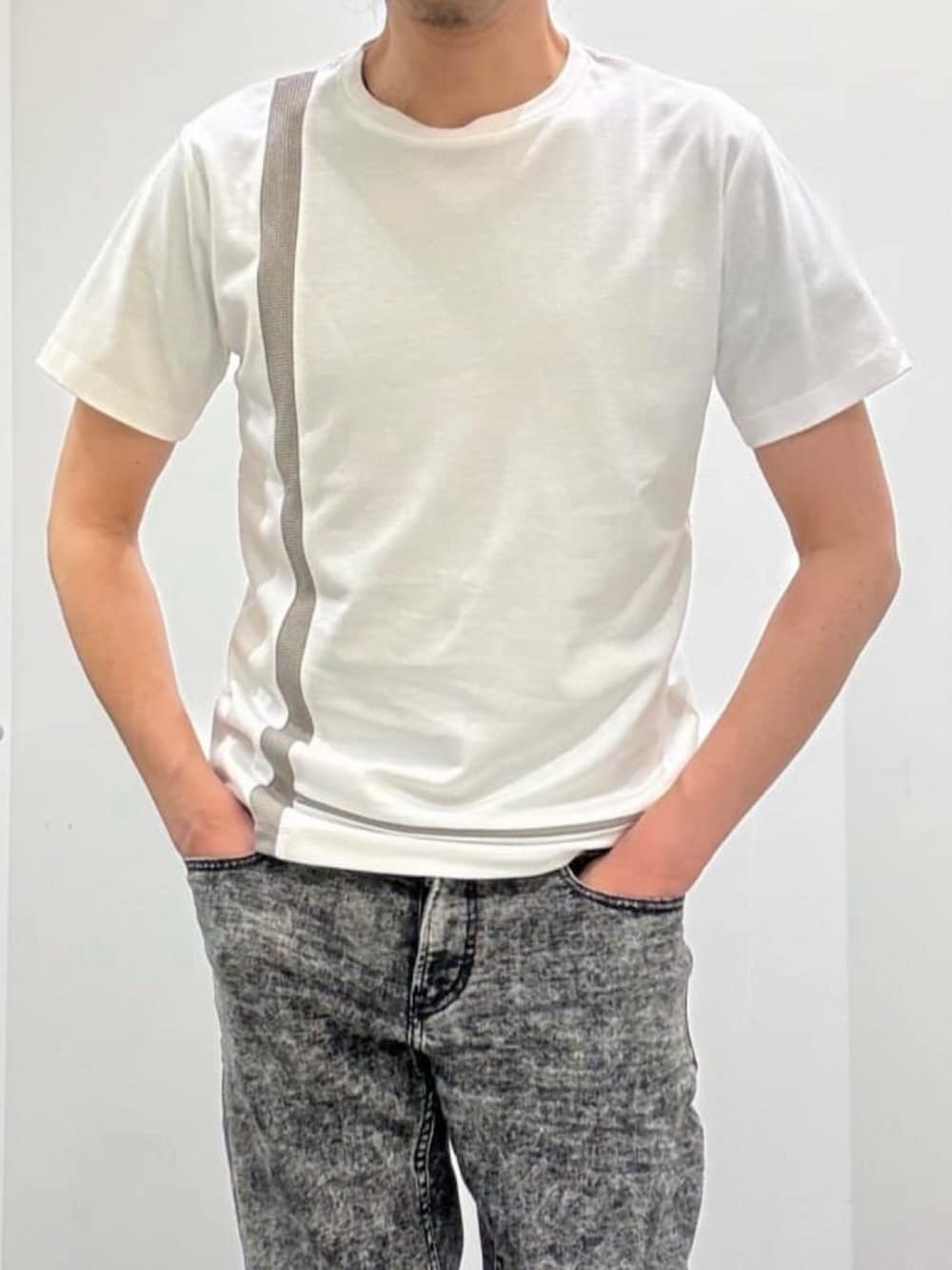 ホワイト系のスニーカー、ホワイト系のTシャツ/カットソー、ブラック系のデニムパンツを着用したメンズの夏コーディネートの5枚目の写真