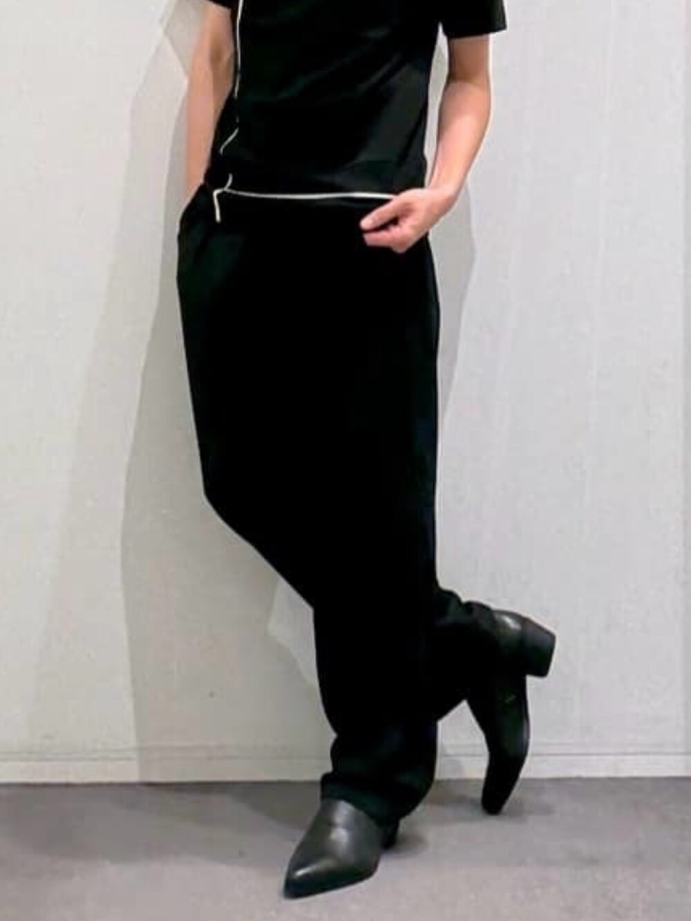 ブラック系のスリッポン、ブラック系のTシャツ/カットソー、ブラック系のその他パンツを着用したメンズの春コーディネートの5枚目の写真