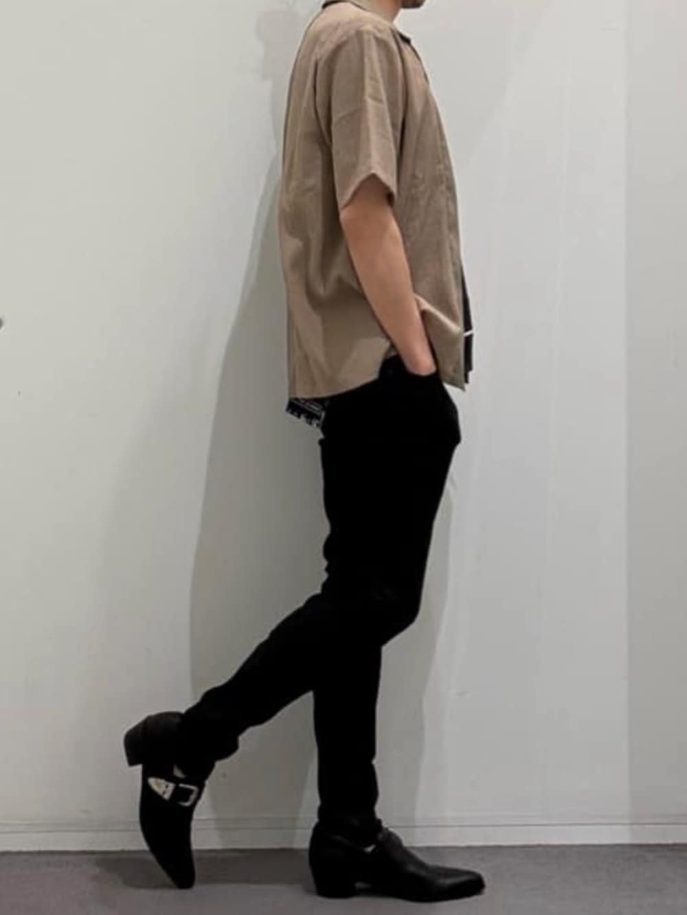 ブラック系のデニムパンツ、ブラック系のスリッポン、ブラック系のTシャツ/カットソーを着用したメンズの夏コーディネートの2枚目の写真