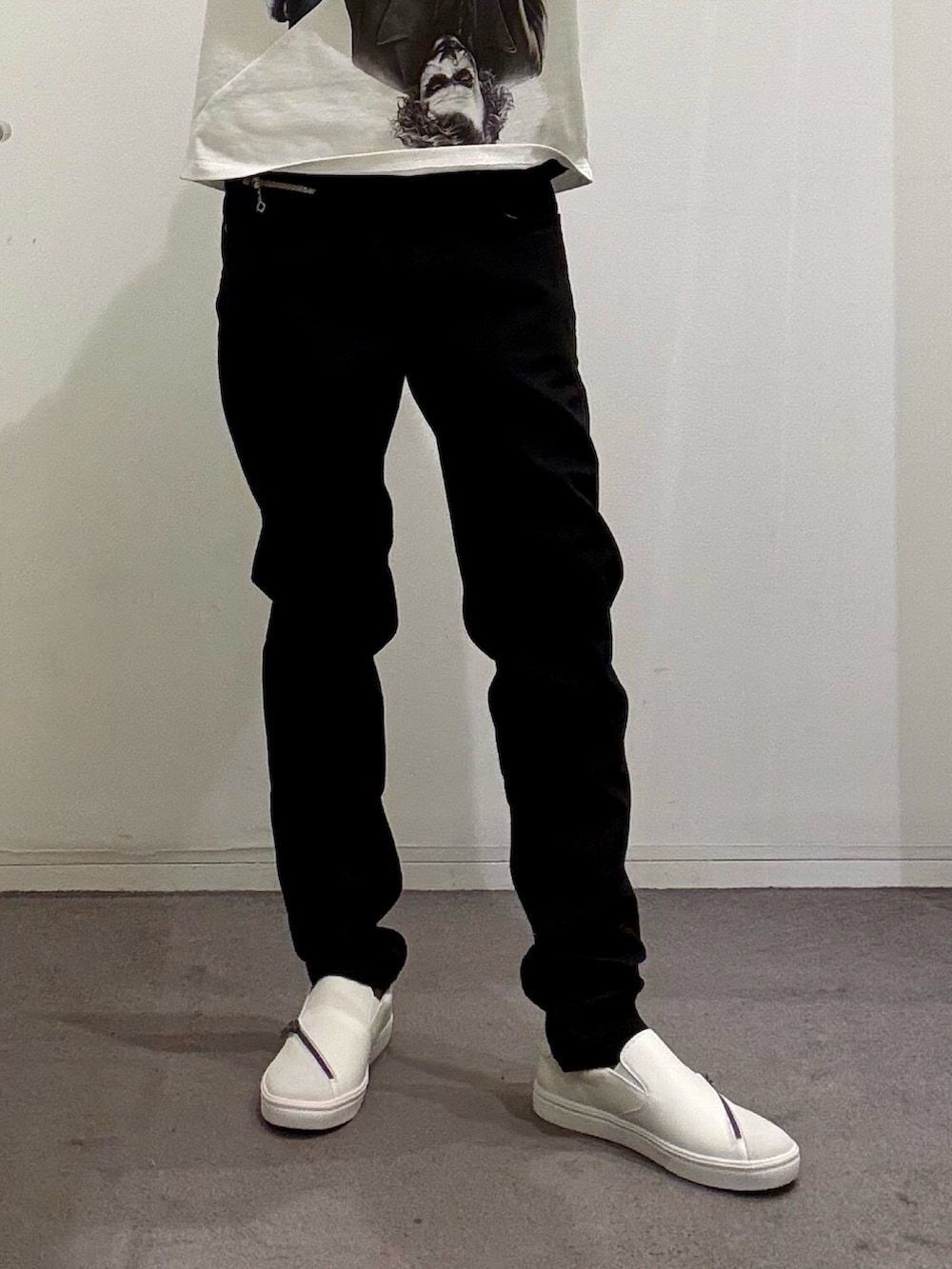 ブラック系のライダースジャケット、ホワイト系のTシャツ/カットソー、ホワイト系のスニーカーを着用したメンズの春コーディネートの9枚目の写真