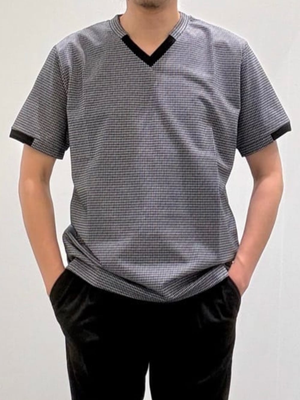 ブラック系のスニーカー、その他のTシャツ/カットソー、ブラック系のスラックスを着用したメンズの夏コーディネートの4枚目の写真