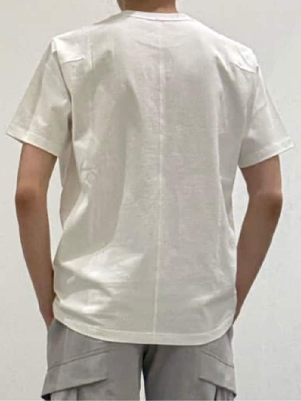 グレー系のカーゴパンツ、ホワイト系のTシャツ/カットソーを着用したメンズの春コーディネートの7枚目の写真