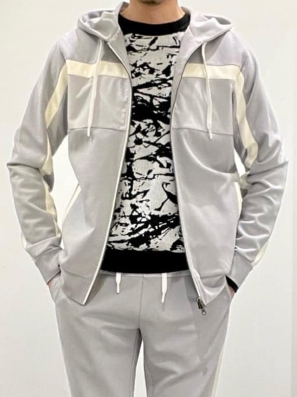 ブラック系のニット/セーター、グレー系のパーカー、グレー系のスウェットパンツを着用したメンズの夏コーディネートの7枚目の写真