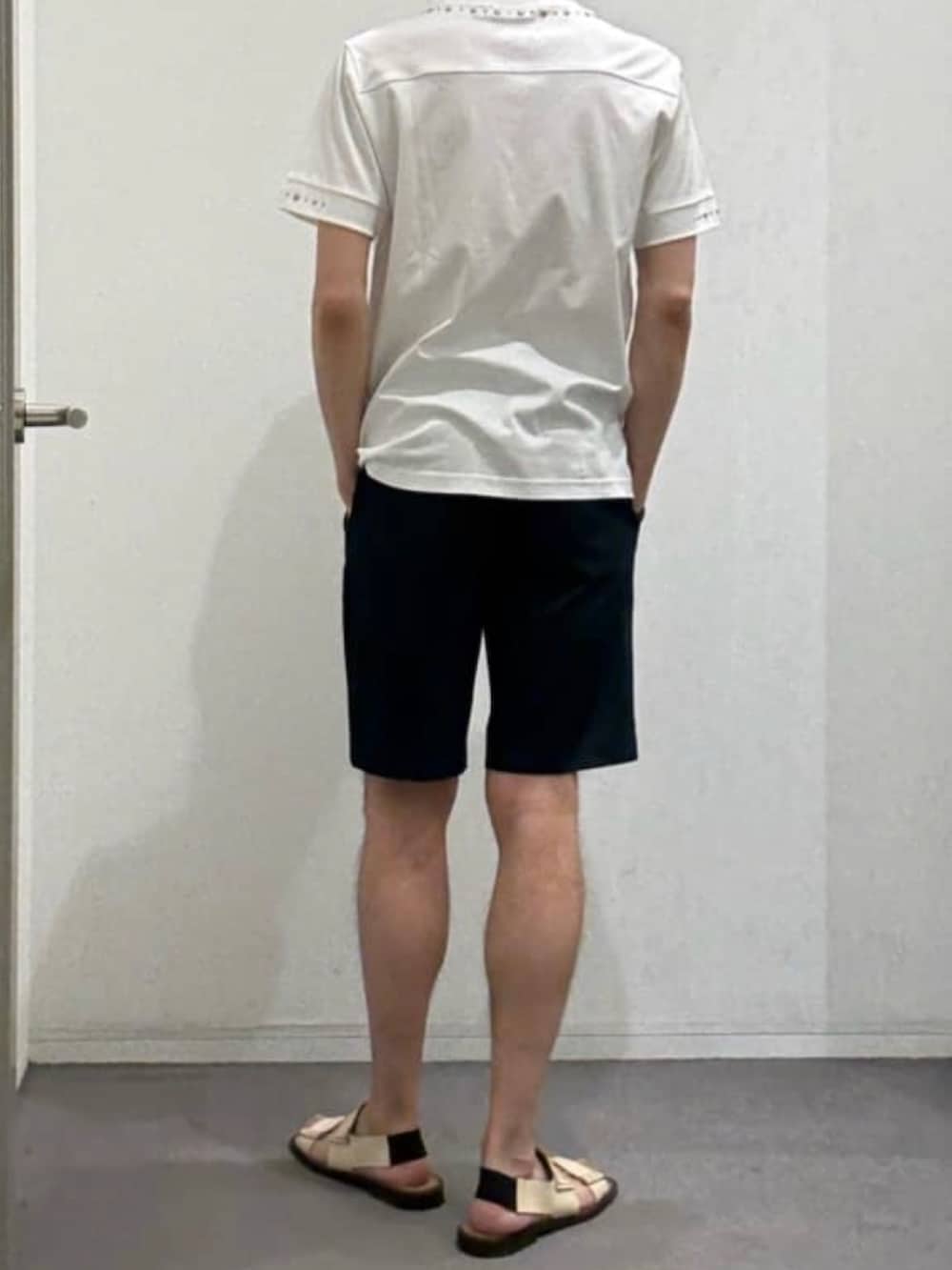 ブルー系のスラックス、ホワイト系のTシャツ/カットソーを着用したメンズの夏コーディネートの3枚目の写真