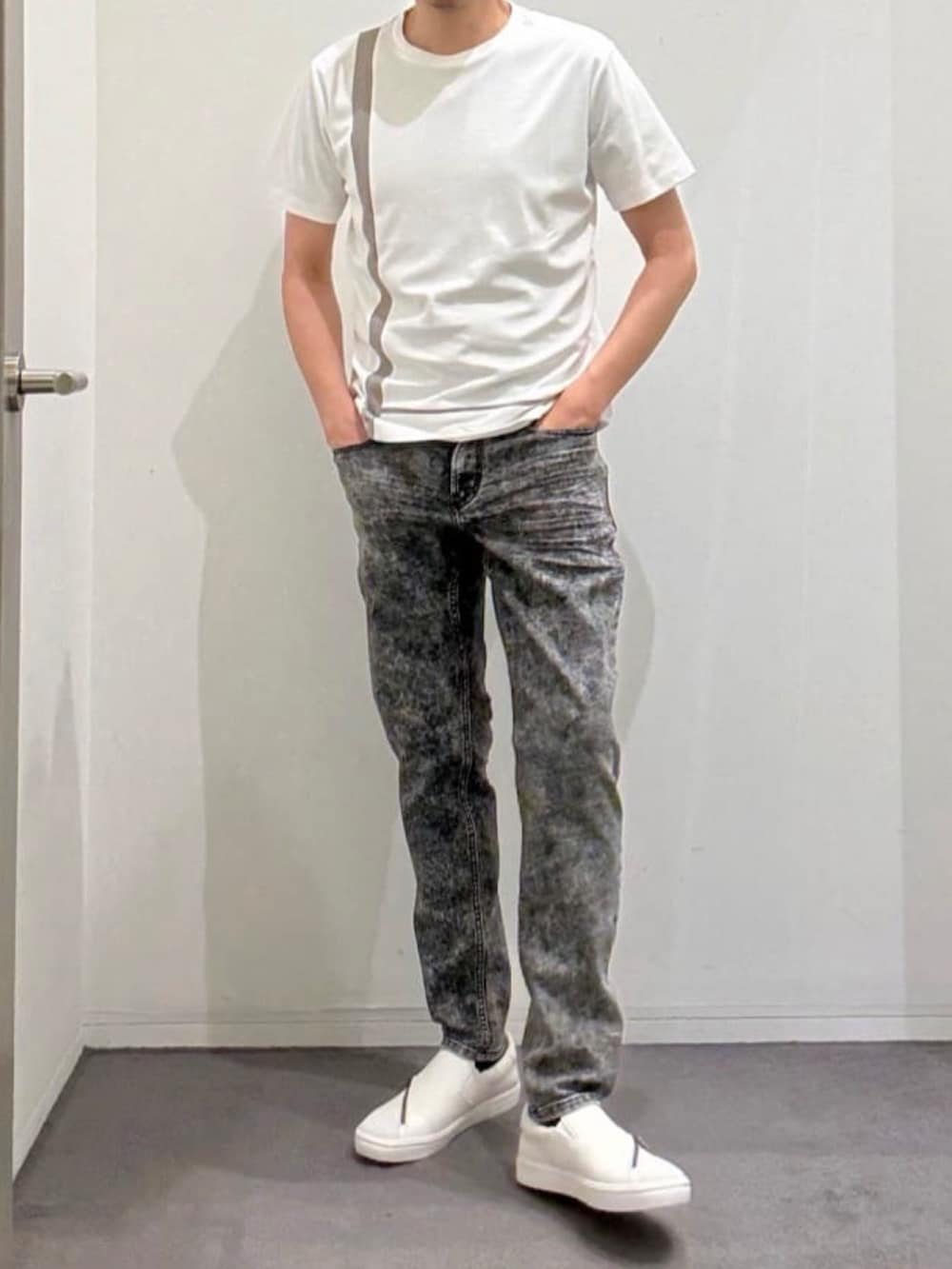 ホワイト系のスニーカー、ホワイト系のTシャツ/カットソー、ブラック系のデニムパンツを着用したメンズの夏コーディネートの2枚目の写真