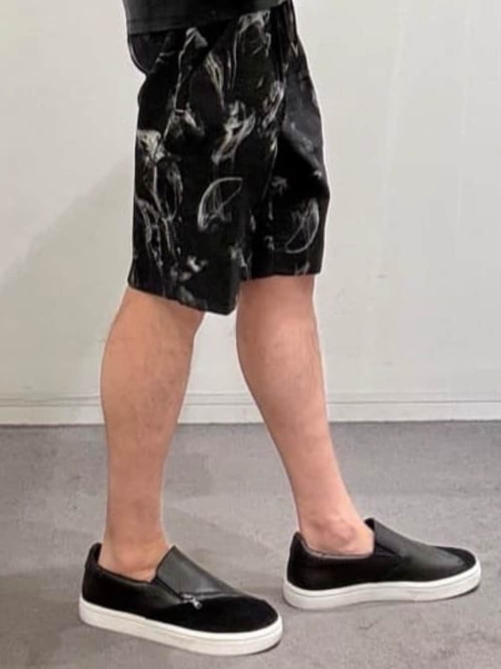 ブラック系のその他パンツ、ブラック系のスニーカー、ブラック系のシャツ/ブラウスを着用したメンズの夏コーディネートの9枚目の写真