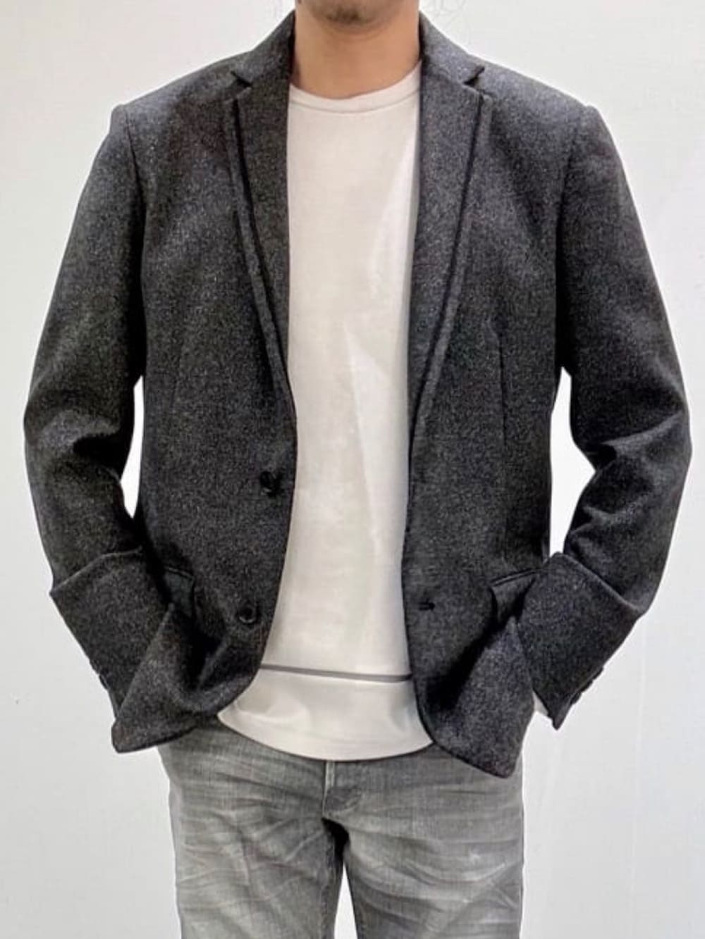 ブラック系のブーツ、グレー系のデニムパンツ、グレー系のTシャツ/カットソーを着用したメンズの秋コーディネートの4枚目の写真