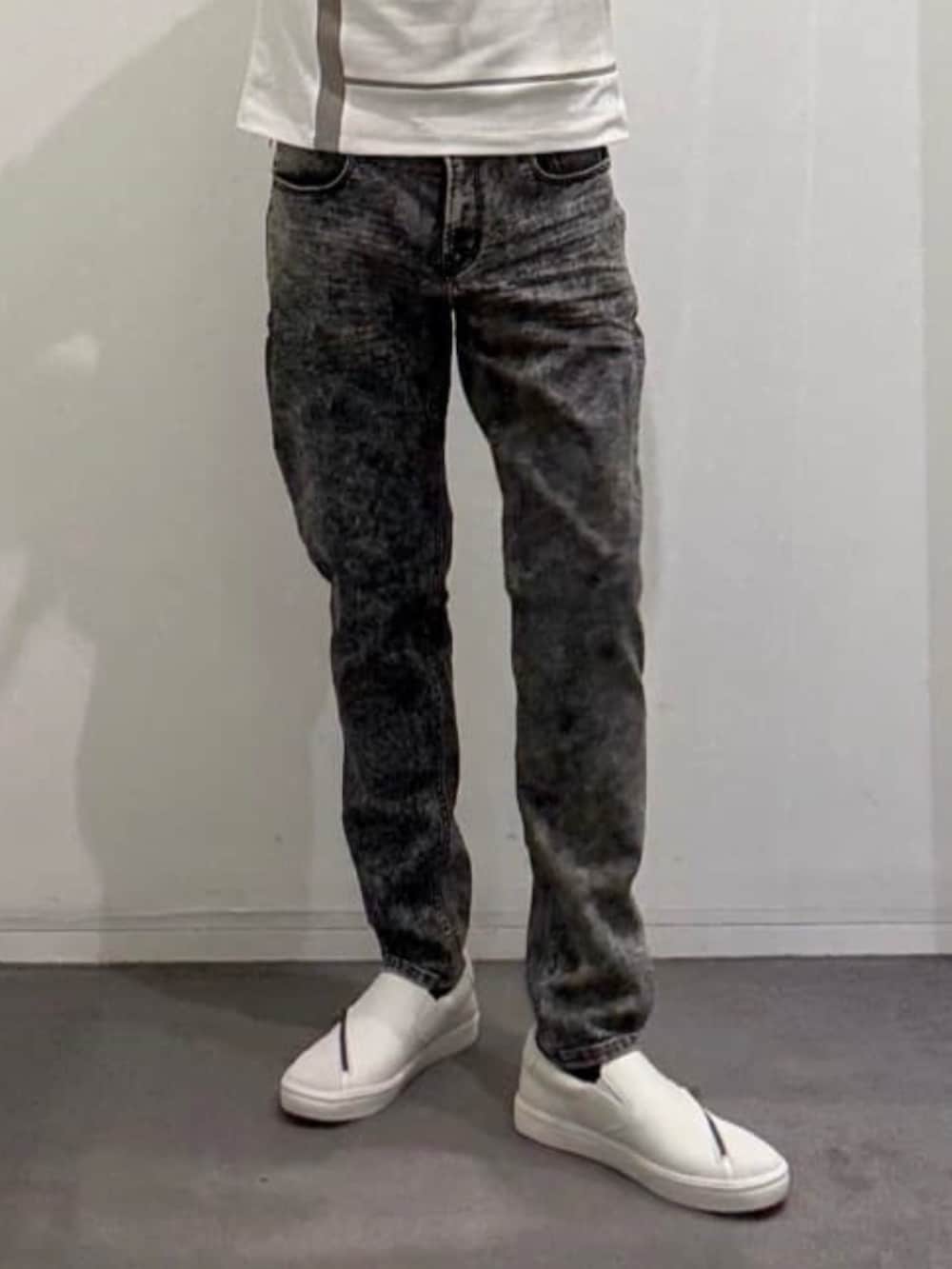 ホワイト系のスニーカー、ホワイト系のTシャツ/カットソー、ブラック系のデニムパンツを着用したメンズの夏コーディネートの8枚目の写真