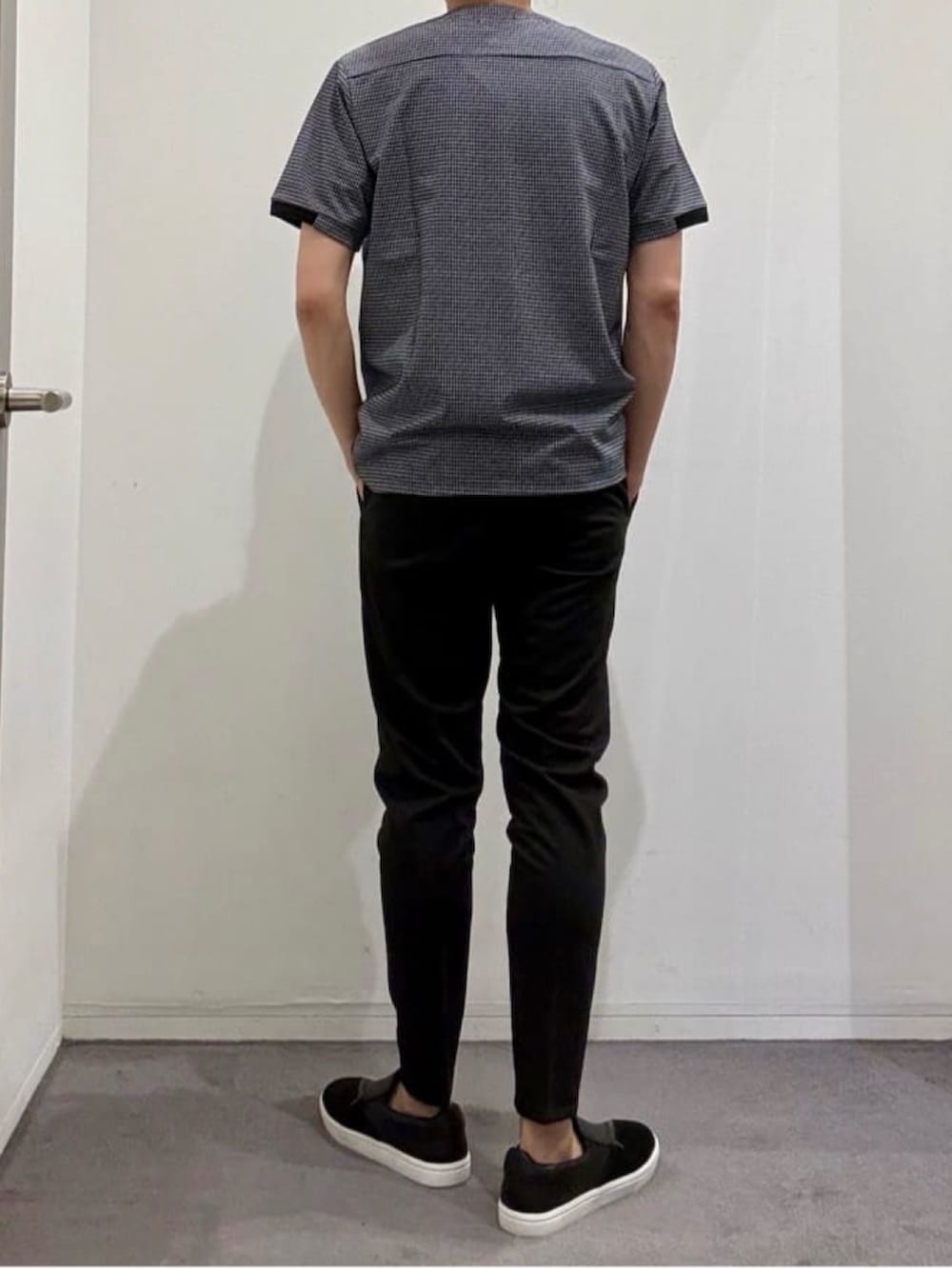 ブラック系のスニーカー、その他のTシャツ/カットソー、ブラック系のスラックスを着用したメンズの夏コーディネートの3枚目の写真