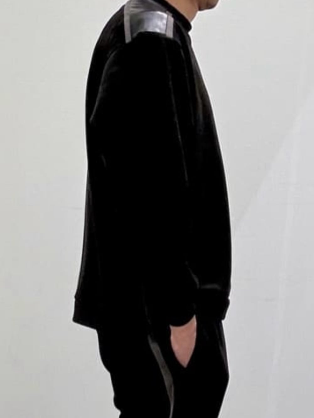 ホワイト系のパーカー、ブラック系のスウェットパンツ、ホワイト系のスニーカーを着用したメンズの春コーディネートの9枚目の写真