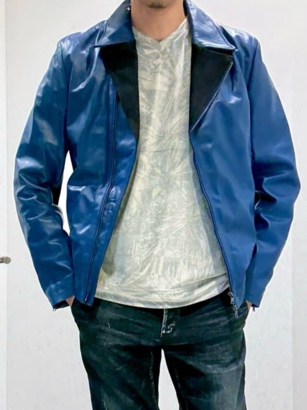 ブルー系のブルゾン、ホワイト系のTシャツ/カットソー、ブラック系のスリッポンを着用したメンズの春コーディネートの4枚目の写真