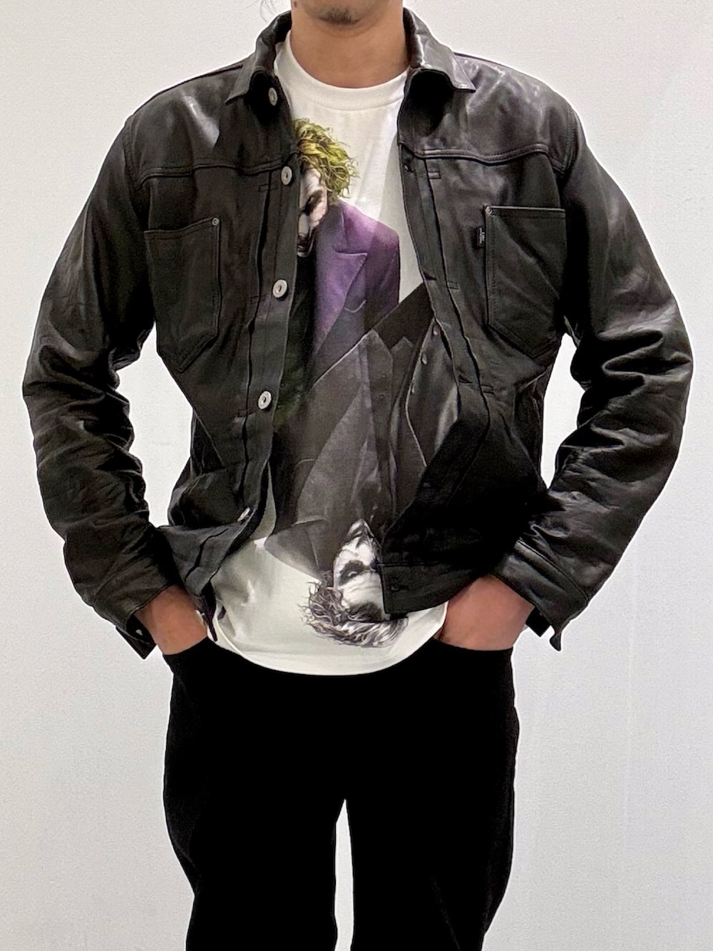 ブラック系のライダースジャケット、ホワイト系のTシャツ/カットソー、ホワイト系のスニーカーを着用したメンズの春コーディネートの4枚目の写真