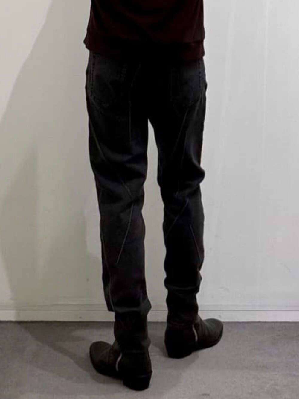 ブラック系のブーツ、レッド系のTシャツ/カットソー、ブラック系のその他パンツを着用したメンズの秋コーディネートの10枚目の写真