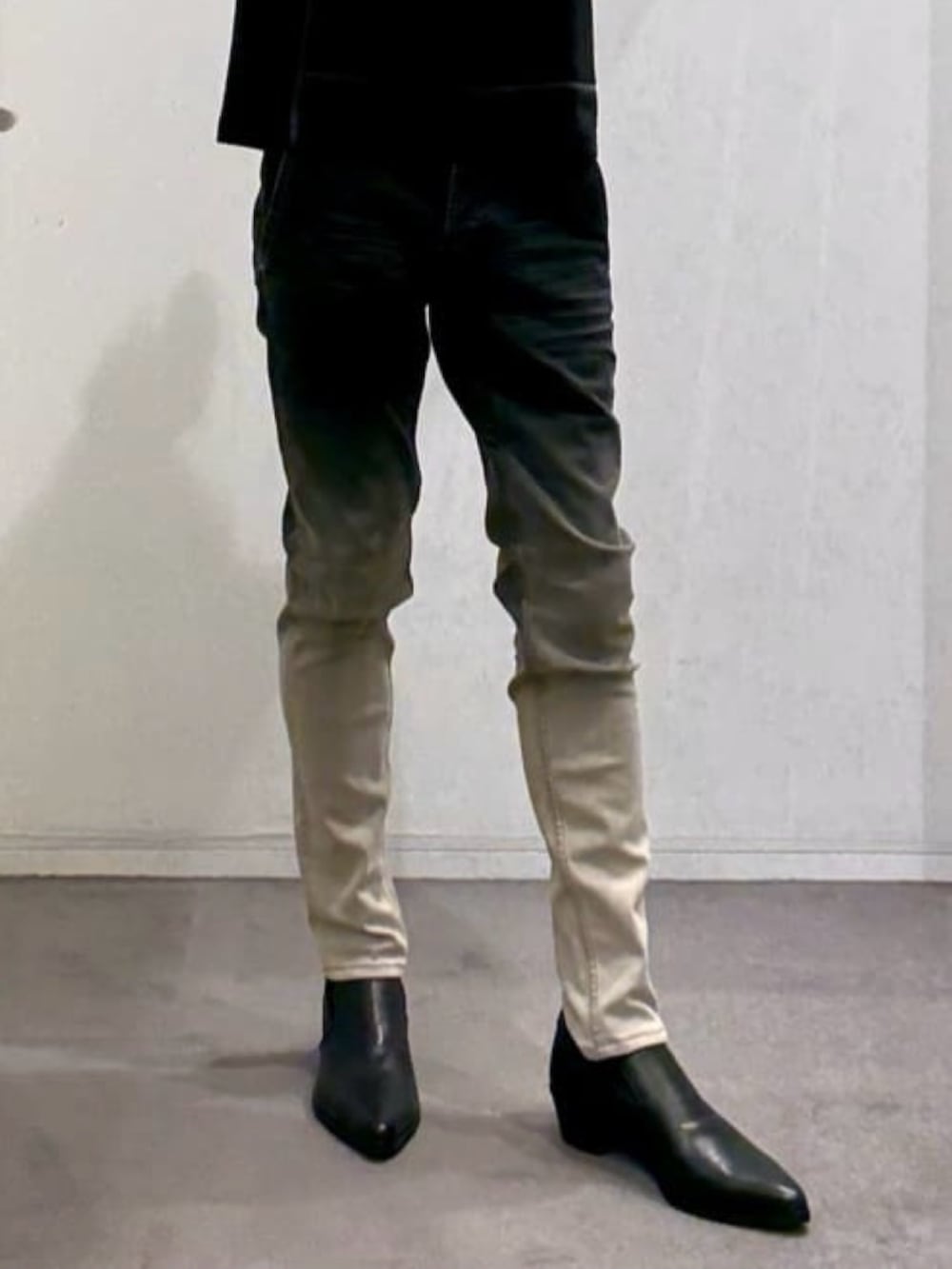 ブラック系のテーラードジャケット、ブラック系のTシャツ/カットソー、ブラック系のデニムパンツを着用したメンズの春コーディネートの8枚目の写真