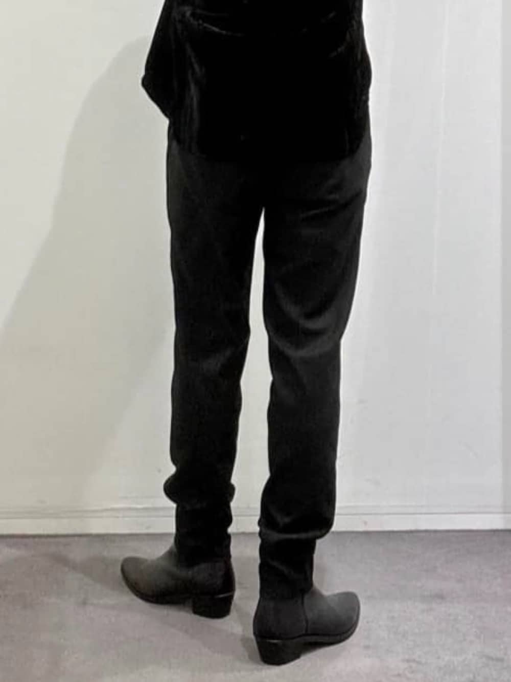 ブラック系のスラックス、ブラック系のブーツ、ブラック系のシャツ/ブラウスを着用したメンズの秋コーディネートの10枚目の写真