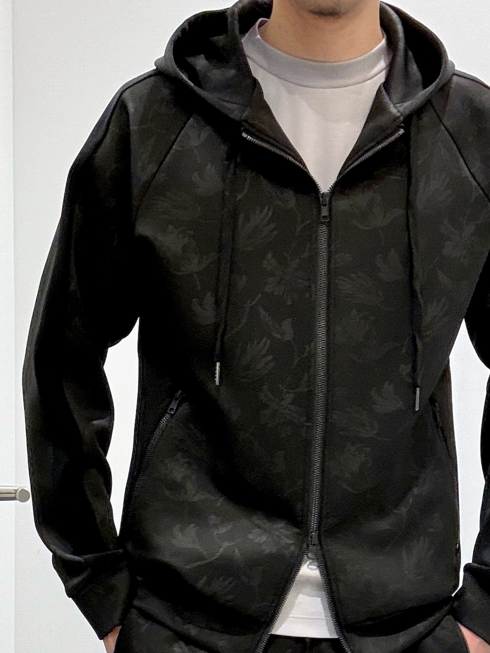 ブラック系のパーカー、ブラック系のスウェットパンツ、ブラック系のスニーカーを着用したメンズの春コーディネートの7枚目の写真