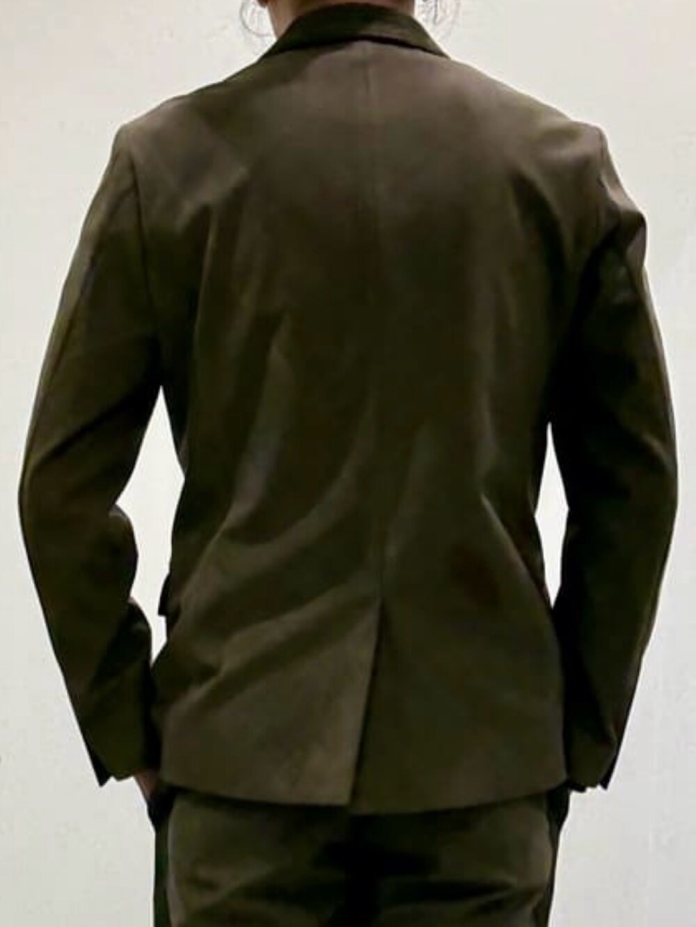 ブラック系のスリッポン、グリーン系のスラックス、ブラック系のTシャツ/カットソーを着用したメンズの春コーディネートの6枚目の写真