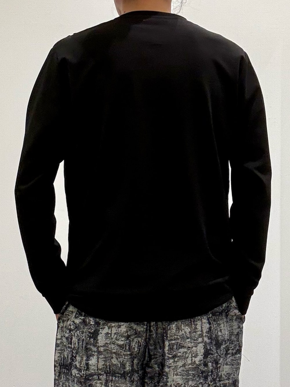 ブラック系のスニーカー、ブラック系のTシャツ/カットソー、ブラック系のその他パンツを着用したメンズの春コーディネートの5枚目の写真