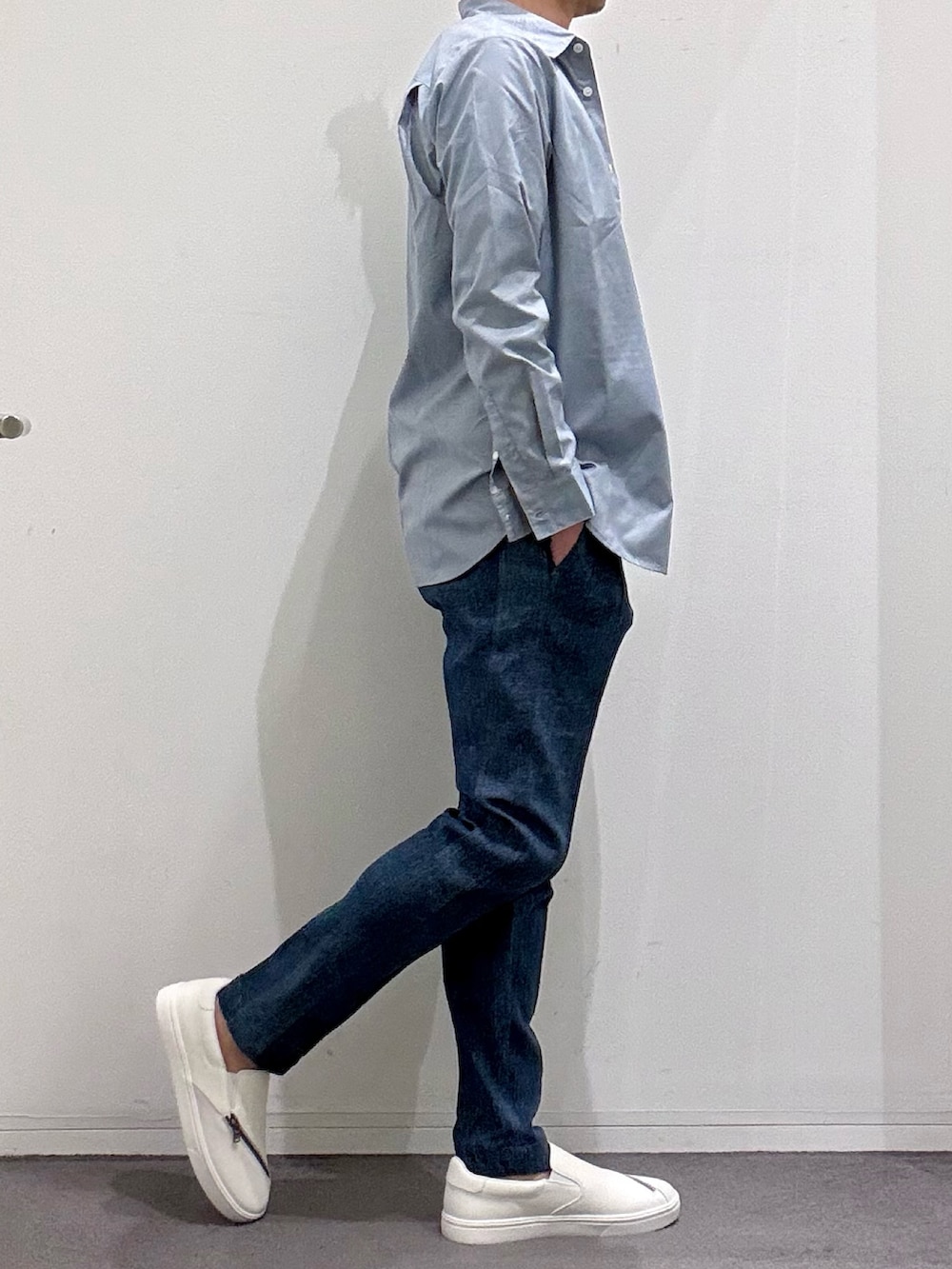 ホワイト系のスニーカー、ブルー系のシャツ/ブラウス、ホワイト系のTシャツ/カットソーを着用したメンズの春コーディネートの2枚目の写真