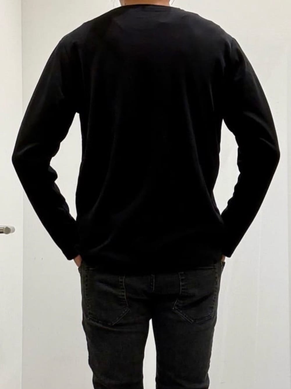 ブラック系のブーツ、ブラック系のデニムパンツ、その他のカーディガン/ボレロを着用したメンズの秋コーディネートの9枚目の写真