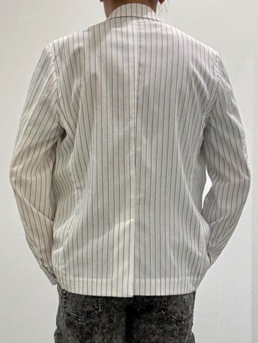 ブラック系のTシャツ/カットソー、ブラック系のデニムパンツ、ブラック系のスリッポンを着用したメンズの夏コーディネートの5枚目の写真