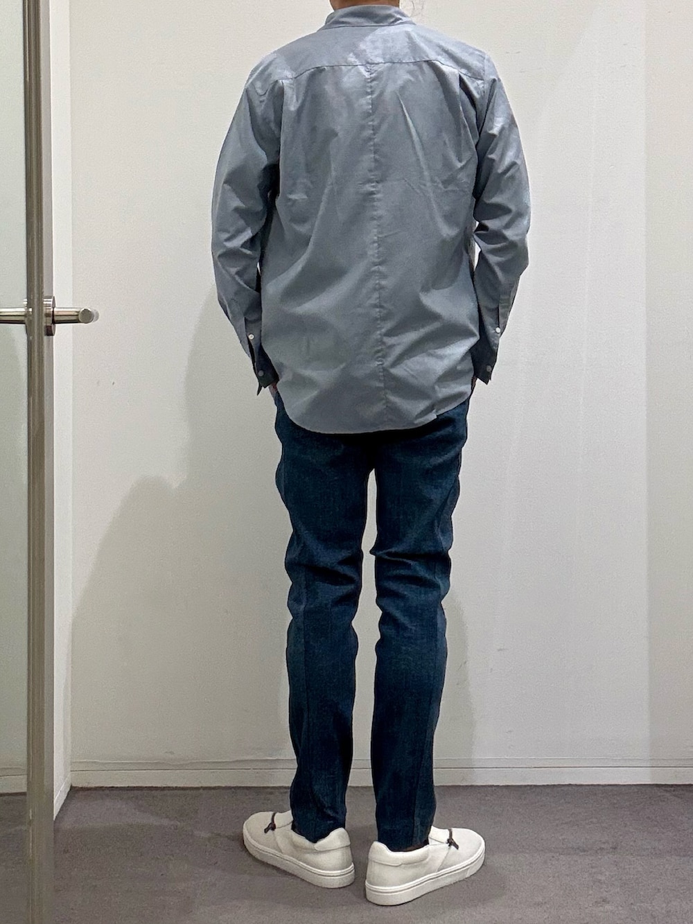 ホワイト系のスニーカー、ブルー系のシャツ/ブラウス、ホワイト系のTシャツ/カットソーを着用したメンズの春コーディネートの3枚目の写真
