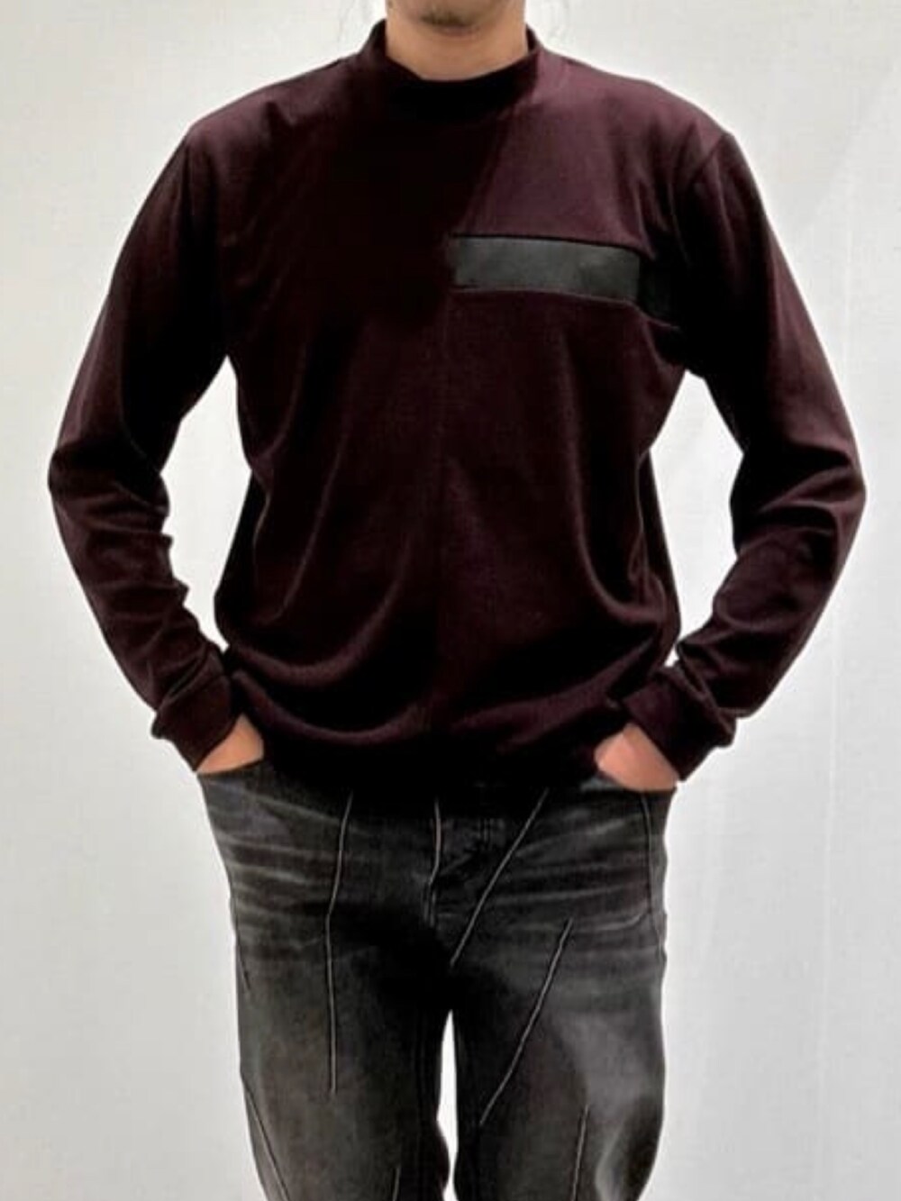 ブラック系のブーツ、レッド系のTシャツ/カットソー、ブラック系のその他パンツを着用したメンズの秋コーディネートの8枚目の写真