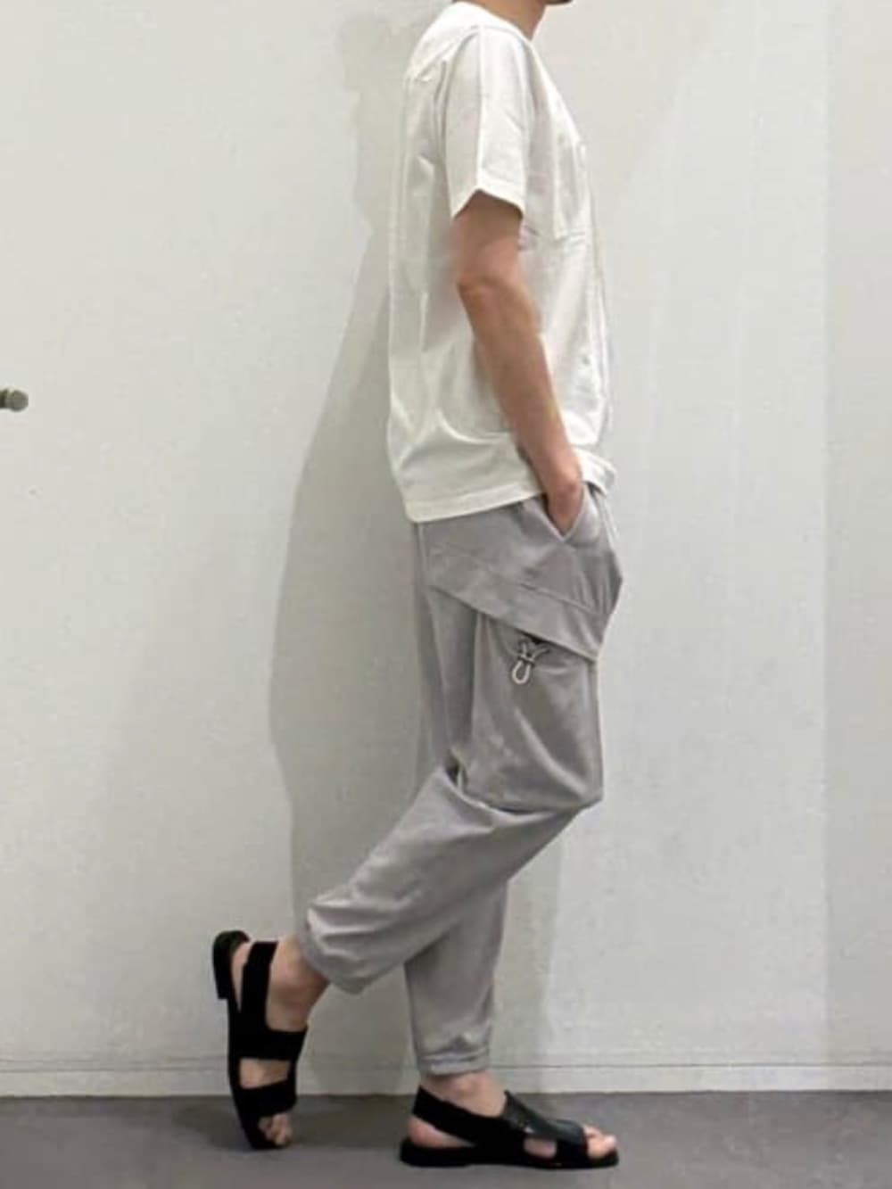 グレー系のカーゴパンツ、ホワイト系のTシャツ/カットソーを着用したメンズの春コーディネートの2枚目の写真